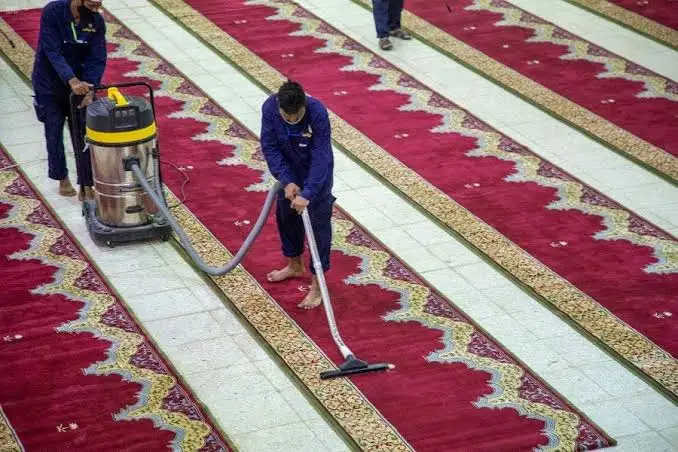 تنظيف مسجد وسجاد المصلى